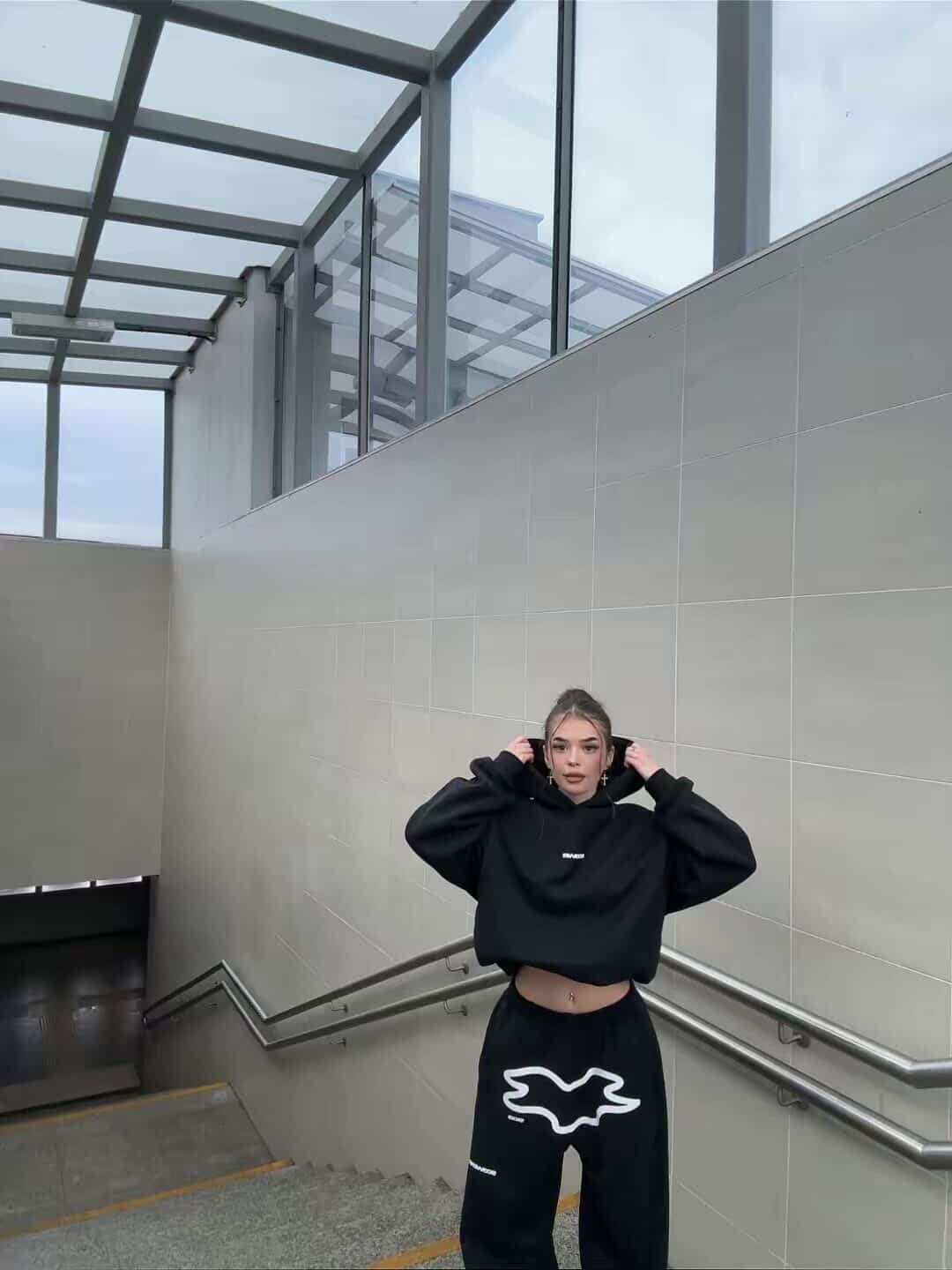 BLCK SWEATS STAIN GIRL